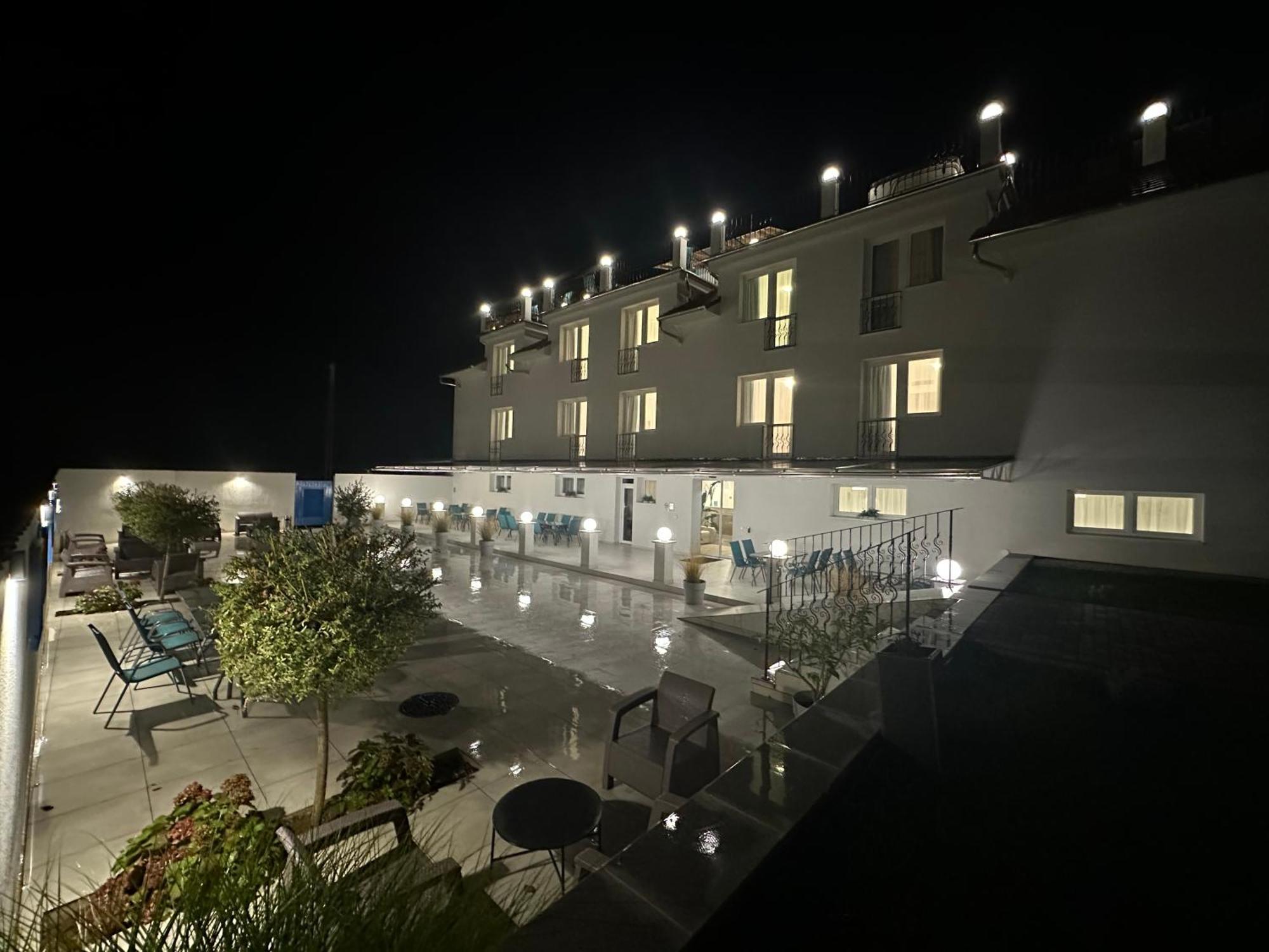 Danelis Hotel Edelény Exterior foto